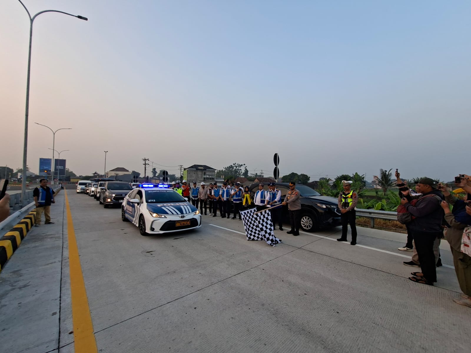 Pembukaan Jalan Tol Klaten Prambanan tanpa tarif (gratis) dibuka langsung oleh Direktur Utama PT Jasamarga Jogja Solo yang di dampingi oleh Kapolres Klaten