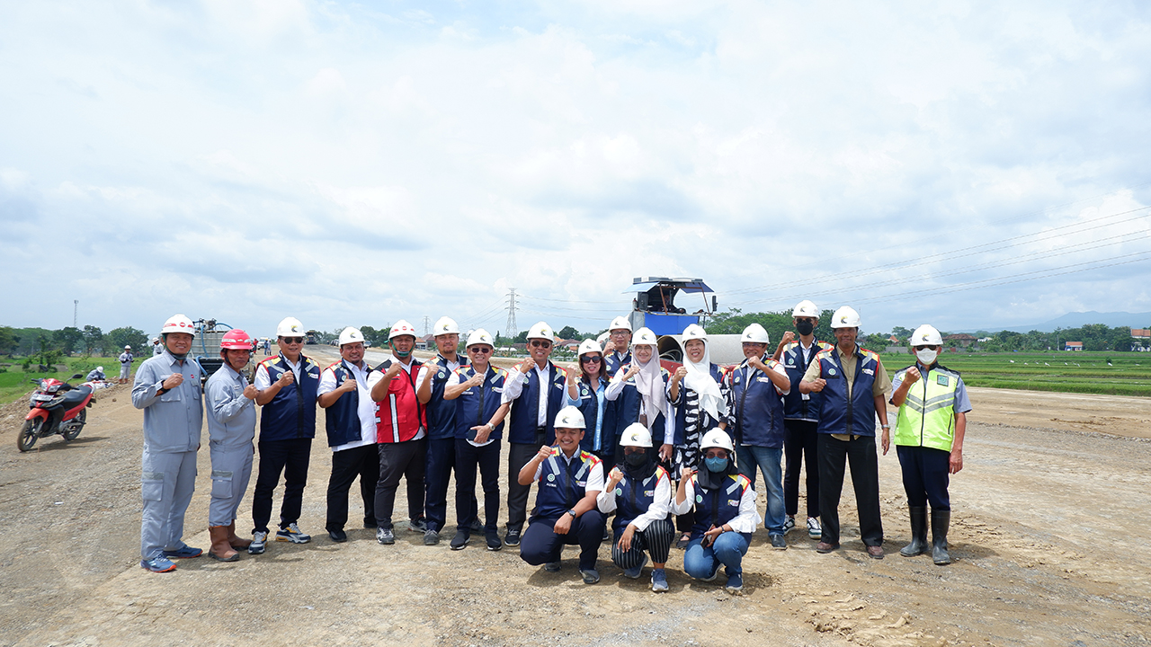Foto bersama Dewan komisaris,Dewan Direksi di lokasi Proyek