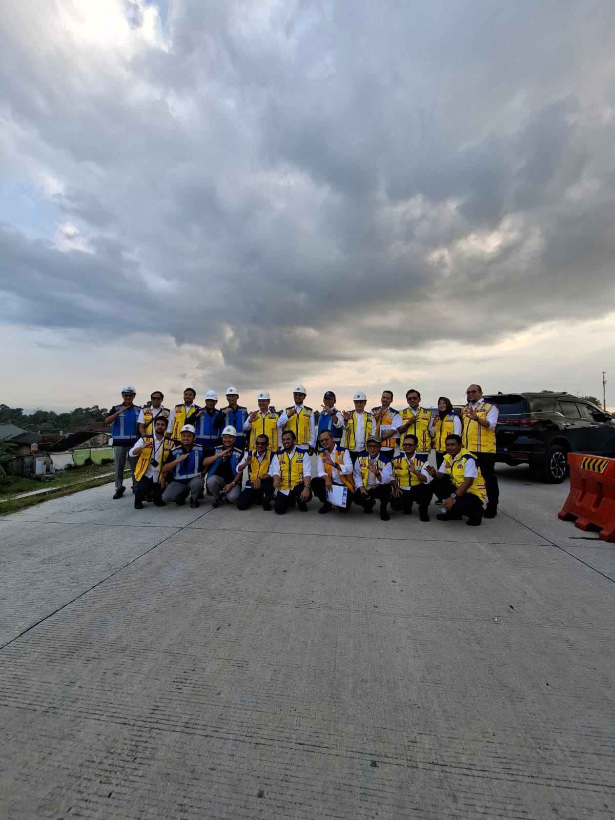 kegiatan foto bersama di wilayah konstruksi serta tetap mengedepankan keselamatan kerja