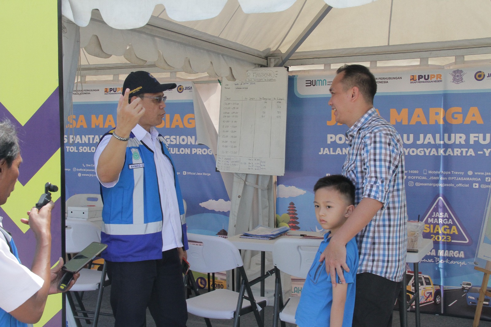 Reportase bersama pengguna jalan yang melintas di jalur fungsional