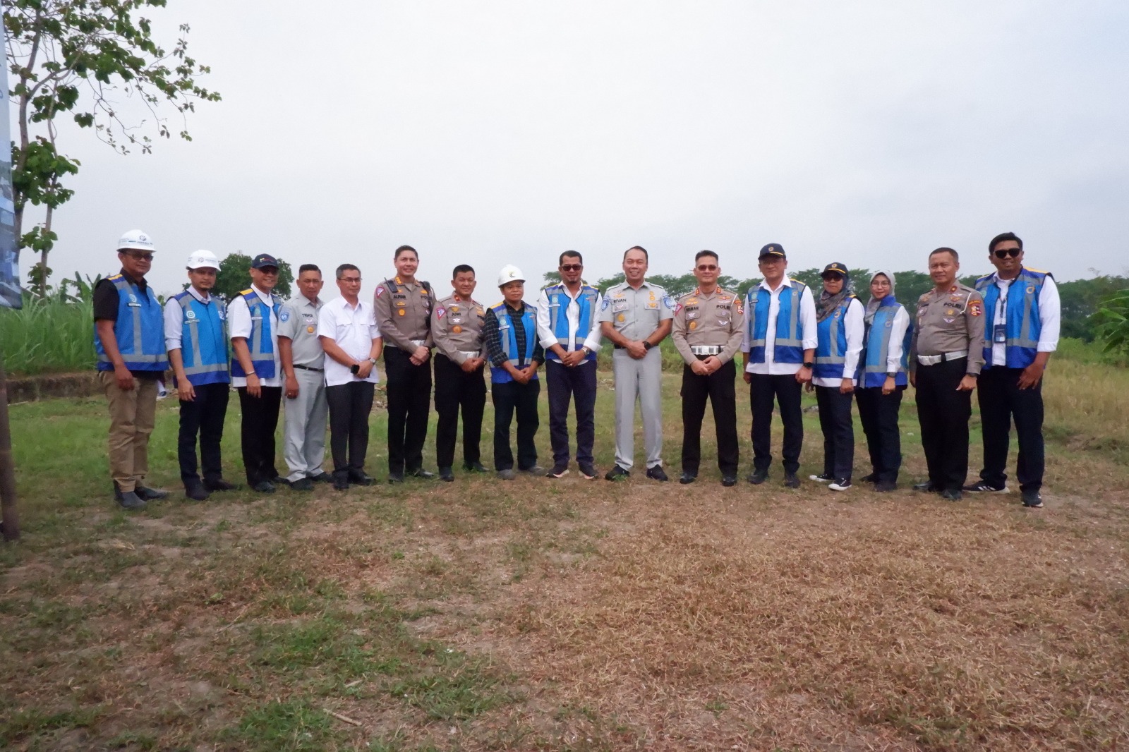 Rombongan melanjutkan perjalanan menuju lokasi yang nantinya akan dibangun Kantor Induk PJR Jalan Tol Solo-Yogjakarta-YIA Kulonprogo & Jalan Tol Semarang-Batang