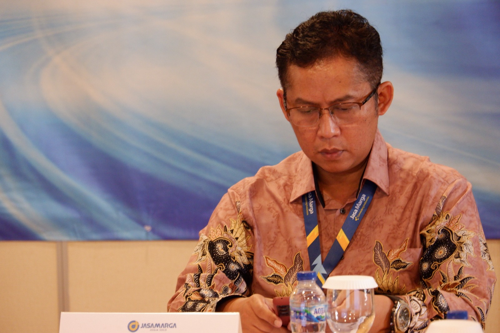 Dalam Agenda RUPST Tahun Buku 2023, Direktur Utama PT JMJ Rudy Hardiansyah menyampaikan beberapa agenda diantaranya adalah menyampaikan laporan managemen dan kinerja Perusahaan di Tahun Buku 2023 serta progres lainnya yang masih berjaan hingga saat ini.