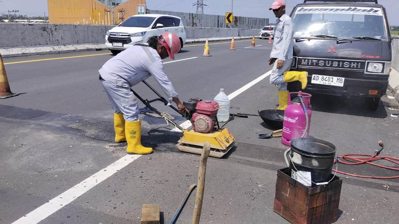 sebagai bagian dari komitmen dan memberikan pelayanan terbaik, PT Jasamarga Jogja Solo melakukan secara rutin kegiatan preservasi jalan din ruas Tol

kegiatan ini merupakan untuk menjaga kualitas infrastruktur Jalan Tol agar tetap dalam kondisi optimal sehingga keamanan, kenyamanan dan kelancaran perjalanan pengguna jalan senantiasa terjaga.